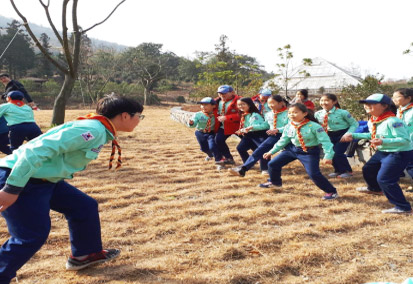 학교숲 체험을 하고있는 어린이들의 모습